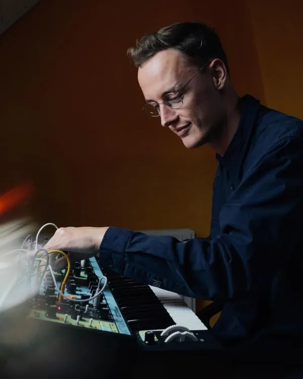Corren Cavini in a process of creating new music track, photo.